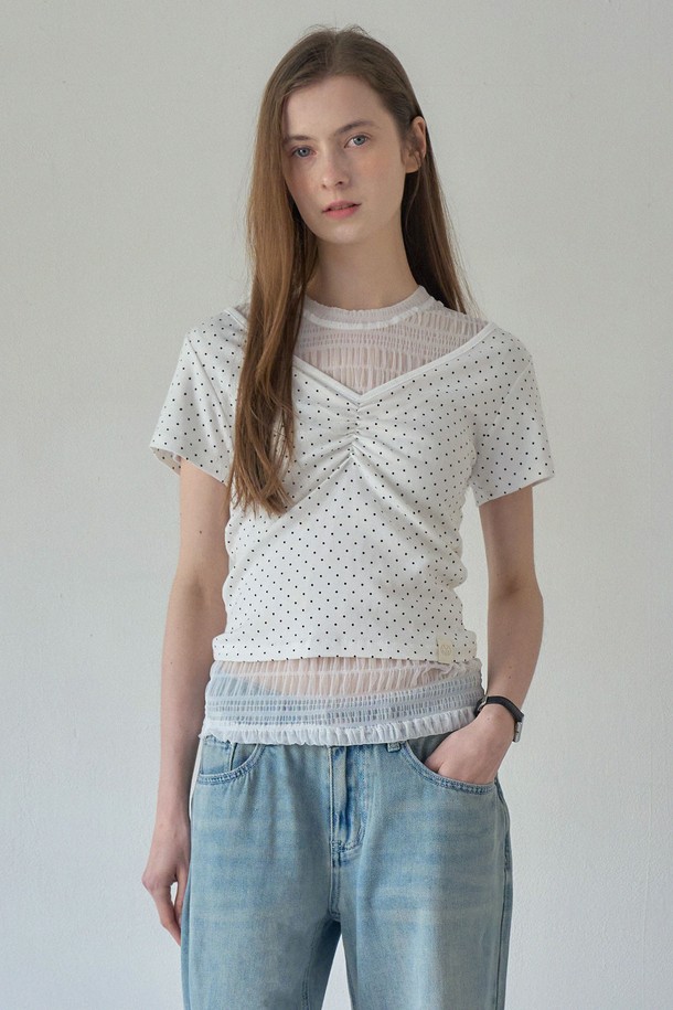 CREASE (크리즈) SEE-THROUGH (시스루) HALF T_WHITE (하프 티_화이트)는 여성스러운 분위기를 연출하는 화이트 컬러의 반팔 티셔츠입니다. 봄, 여름 시즌에 어울리는 얇은 두께감의 크롭 기장으로, 페미닌하고 캐주얼한 스타일을 완성합니다. 플리츠 주름과 시스루 디테일이 돋보이며, 신축성 있는 폴리에스테르와 스판덱스 혼방 소재로 제작되어 부드러운 촉감을 선사합니다. 레귤러핏 라운드넥 디자인에 단독 또는 레이어드하여 다양한 스타일링이 가능하며, 백 프린트 라벨로 포인트를 더했습니다. 데이트룩, 카페룩, 쇼핑룩 등 다양한 TPO에 캐주얼, 미니멀, 로맨틱 무드로 즐겨 입기 좋습니다.
