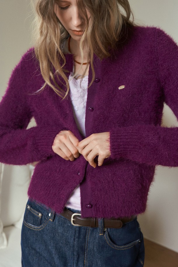 PIBEE (피비) FEATHERY CARDIGAN_PURPLE (페더리 가디건_퍼플)은 부드러운 촉감의 앙고라와 폴리에스테르 혼방 소재로 제작되어 가을, 겨울 시즌에 따뜻하게 착용할 수 있는 여성용 니트 가디건입니다. 레귤러 핏에 라운드넥 디자인으로, 캐주얼하고 베이직한 스타일을 연출하며 데이트룩, 모임룩에 적합합니다. 톤 다운된 퍼플 컬러에 무지 패턴으로 어떤 스타일에도 쉽게 매치할 수 있으며, 페더리 소재와 버튼 여밈 디테일이 특징입니다. 긴 소매 기장의 레귤러 기장으로, 클래식하고 미니멀한 스타일을 즐기는 분들께 추천합니다.
