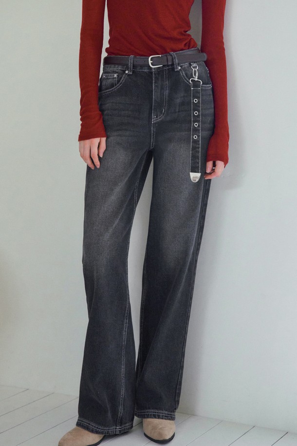 [기모] NOMERN KEYRING 데님 팬츠_블랙은 캐주얼하고 미니멀한 스타일을 추구하는 분들을 위한 와이드 핏 데님 팬츠입니다. 가을, 겨울 시즌에 적합하며, 두꺼운 두께감과 기모 안감으로 보온성을 높였습니다. 데님 소재에 블랙 컬러, 무지 패턴으로 어떤 옷에도 쉽게 매치할 수 있습니다. 키링 디테일이 포인트로 더해져 밋밋함을 덜었습니다. 루즈핏으로 편안한 착용감을 선사하며, 데일리룩으로 활용하기 좋습니다.
