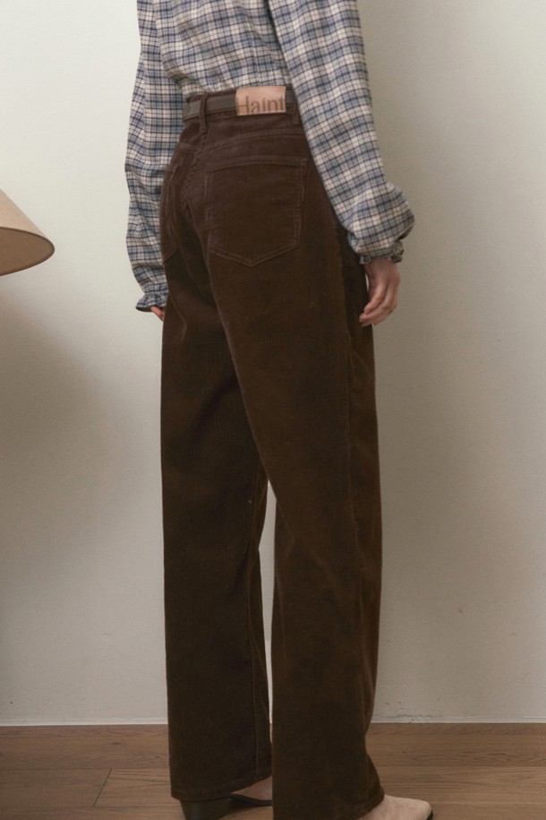 HAZEL 스트레이트 컷 코듀로이 팬츠 6COL_브라운은 남녀 모두 착용 가능한 캐주얼하고 베이직한 스타일의 코듀로이 팬츠입니다. 짙은 브라운 컬러의 이 바지는 가을과 겨울에 따뜻하게 입을 수 있도록 두꺼운 두께감으로 제작되었습니다. 부드러운 촉감의 코듀로이 소재와 레귤러 핏, 스트레이트 컷으로 편안한 착용감을 선사하며, 넉넉한 포켓 디테일이 실용성을 더합니다. 출근룩과 모임룩 모두 소화 가능한 활용도 높은 아이템으로 캐주얼 및 클래식 스타일을 즐겨 입는 분들께 추천합니다.
