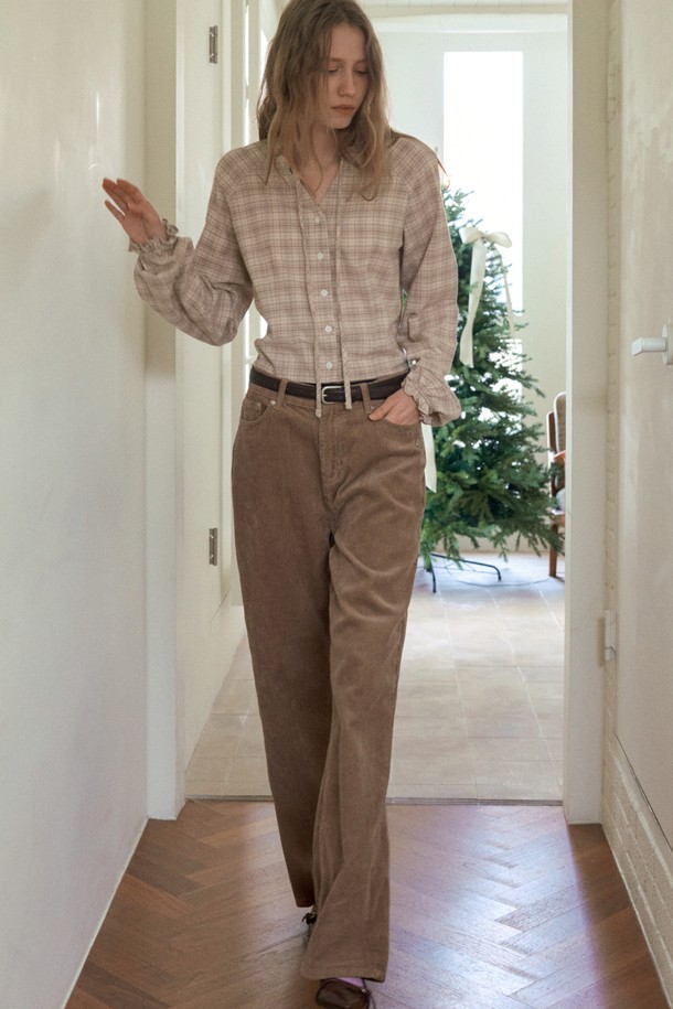 HAZEL 스트레이트 컷 코듀로이 팬츠 6COL_베이지는 여성용 코듀로이 팬츠입니다. 베이지 컬러의 무지 디자인으로, 가을과 겨울에 따뜻하게 입을 수 있는 두꺼운 두께감의 긴 바지입니다. 일상, 출근룩에 모두 잘 어울리는 캐주얼, 클래식, 미니멀 스타일 연출이 가능합니다. 하이웨스트 디자인에 레귤러 핏, 부드러운 촉감의 코듀로이 소재로 제작되었습니다.
