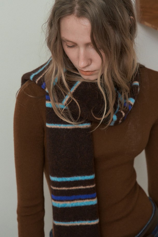 RICO 니트 스트라이프 머플러_4 COLORS는 부드러운 촉감의 니트 소재와 울 혼방으로 제작되어 가을, 겨울철 따뜻함을 선사합니다. 베이직하고 캐주얼한 스타일을 기반으로, 멀티컬러 스트라이프 패턴이 돋보이는 디자인입니다. 두꺼운 두께감으로 보온성을 높였으며, 데일리룩에 포인트 아이템으로 활용하기 좋습니다. 남녀 공용으로 착용 가능하며, 캐주얼, 클래식, 미니멀 등 다양한 스타일 연출에 활용할 수 있습니다. 브라운, 블루, 블랙 3가지 컬러로 출시되어 취향에 맞게 선택할 수 있습니다.
