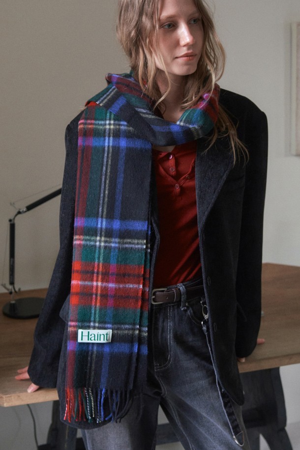 클래식 타탄 체크 울 머플러는 가을과 겨울, 당신의 스타일을 완성해 줄 머스트 해브 아이템입니다. 네이비, 레드, 그린, 블루 4가지 다채로운 컬러로 출시되어, 어떤 룩에도 포인트가 되어줍니다. 부드러운 울 소재와 두꺼운 두께감으로 뛰어난 보온성을 제공하며, 프린지 장식이 클래식한 매력을 더합니다. 출근룩이나 모임룩에 매치하여 클래식, 미니멀, 캐주얼 스타일을 연출해보세요. 
