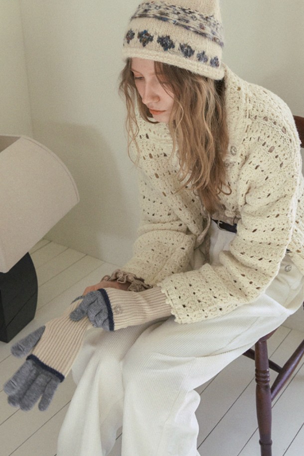 MELLY 워머 핑거 홀 장갑은 부드러운 니트 소재로 제작되어 겨울철 보온성을 높여주는 여성 장갑입니다. 3가지 컬러로 출시되어 다양한 스타일에 매치하기 좋으며, 손가락 홀 디테일로 실용성을 더했습니다. 캐주얼하고 미니멀한 스타일로 산책룩에 잘 어울립니다. 두꺼운 두께감으로 따뜻하게 손을 보호해줍니다.
