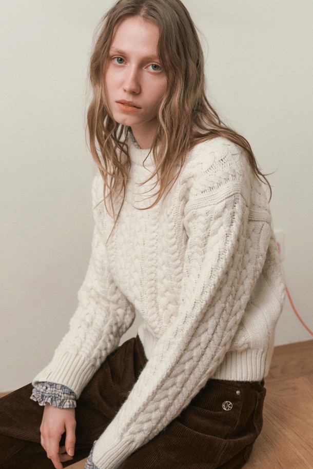 APED 케이블 니트_아이보리(APED CABLE KNIT_IVORY)는 여성용 니트/스웨터로, 가을과 겨울에 따뜻하게 착용할 수 있습니다. 아이보리 색상의 레귤러 핏 라운드넥 디자인으로, 베이직하고 클래식한 스타일을 연출합니다. 부드러운 촉감의 울 소재와 두꺼운 두께감으로 포근함을 더하며, 케이블 니트 패턴이 돋보입니다. 데이트룩, 모임룩, 그리고 클래식, 미니멀, 캐주얼 등 다양한 스타일링에 활용하기 좋습니다.
