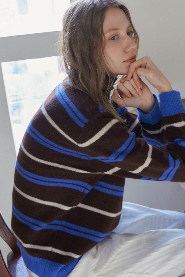 엘모 멀티 스트라이프 니트_블루는 여성 의류 상의 니트/스웨터입니다. 가을, 겨울 시즌에 어울리는 두꺼운 두께감의 라운드넥 긴소매 니트로, 캐주얼 및 베이직 스타일을 연출하기 좋습니다. 멀티 스트라이프 패턴이 돋보이며, 레귤러핏으로 제작되어 편안한 착용감을 선사합니다. 일상과 출근룩에 모두 활용 가능한 부드러운 촉감의 니트입니다.
