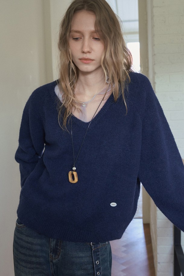 네이비 컬러의 브러쉬드 와이드 브이넥 니트는 여성스러움을 강조하는 상의입니다. 부드러운 울 소재에 브러쉬드 가공을 더해 포근한 촉감을 선사하며, 가을과 겨울철에 따뜻하게 착용하기 좋습니다. 루즈핏으로 편안한 착용감을 제공하며, 베이직하고 캐주얼한 스타일로 다양한 룩에 활용할 수 있습니다. 출근룩은 물론, 미니멀하고 클래식한 스타일을 연출하기에도 적합합니다. 긴 소매와 두꺼운 두께감으로 따뜻함을 더했습니다.
