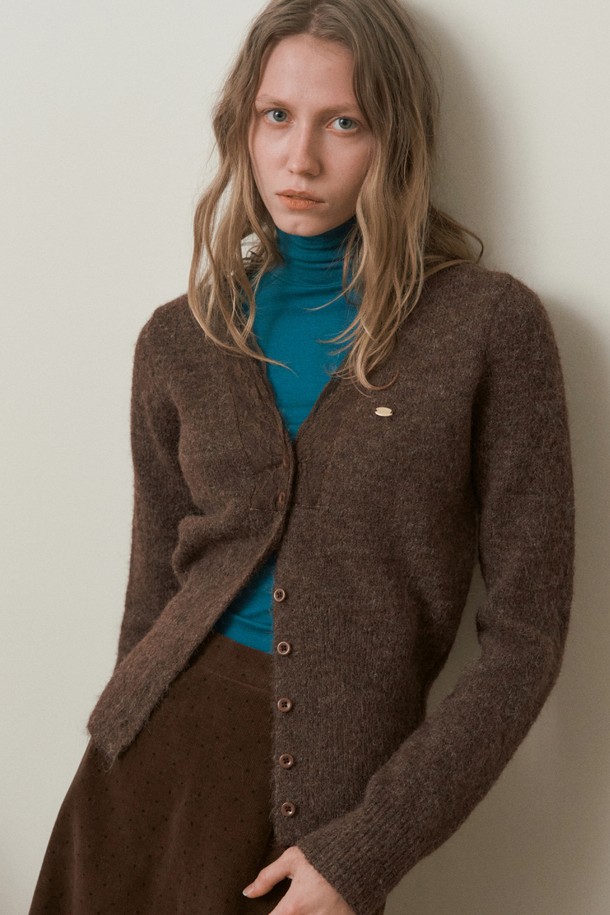 MIEL 레이스 트리밍 가디건_브라운은 여성 고객을 위한 상의 니트/스웨터입니다. 가을, 겨울 시즌에 어울리는 두꺼운 울 소재의 레귤러핏 가디건으로, 브이넥 라인과 긴 소매가 특징입니다. 베이직하면서 클래식한 스타일로, 레이스 트리밍 디테일이 돋보이며 부드러운 촉감을 선사합니다. 데이트룩, 모임룩, 출근룩 등 다양한 TPO에 활용 가능한 아이템입니다.
