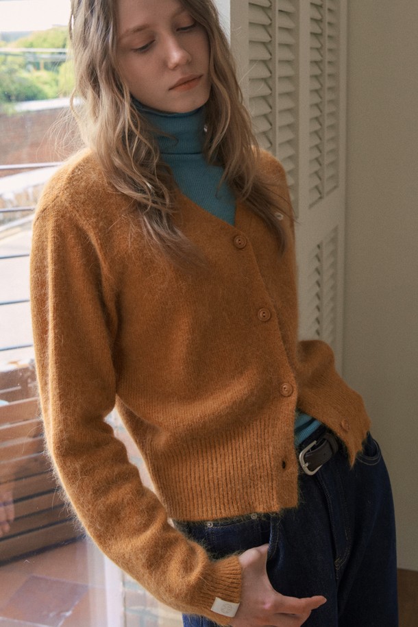 POD 앙고라 카디건_오렌지입니다. 부드러운 앙고라 소재로 제작되어 포근한 터치감을 선사하며, 가을과 겨울에 따뜻하게 착용하기 좋습니다. 라운드넥에 루즈핏으로 편안한 착용감을 제공하며, 캐주얼하고 베이직한 스타일을 연출합니다. 데일리룩, 집콕룩, 모임룩 등 다양한 TPO에 활용 가능하며, 캐주얼, 클래식, 미니멀 스타일을 즐겨 입는 여성분들께 추천합니다. 무지 디자인의 긴소매 카디건으로 활용도가 높습니다.
