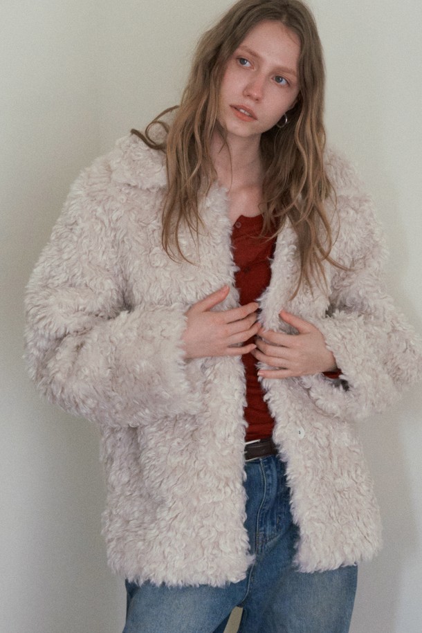 CLOI (클로이) 페이크 퍼 재킷_크림 아이보리는 부드러운 촉감과 뛰어난 보온성을 자랑하는 여성용 페이크 퍼 재킷입니다. 캐주얼 스타일의 무지 디자인으로, 가을과 겨울에 따뜻하고 포근하게 착용할 수 있습니다. 크롭 기장에 루즈핏으로 제작되어 편안하면서도 스타일리시한 핏을 연출합니다. 데이트룩, 모임룩 등 다양한 TPO에 활용하기 좋으며, 미니멀, 클래식 스타일을 선호하는 분들께 추천합니다. 오픈 스타일의 페이크 퍼 재킷으로, 당신의 겨울 스타일링에 포인트를 더해보세요.
