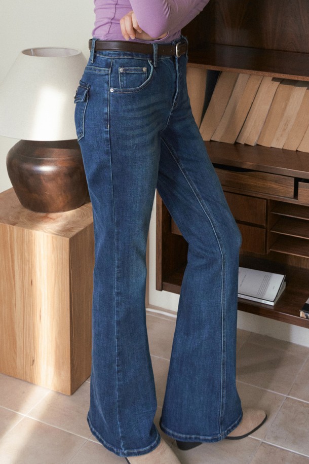 LOE 슬림 부츠컷 데님 팬츠_블루는 여성 의류로, 베이직하고 캐주얼한 스타일을 연출하기 좋습니다. 봄, 가을에 적합하며, 슬림핏 부츠컷 디자인으로 다리가 길어 보이는 효과를 줍니다. 데님 소재 특유의 뻣뻣한 촉감과 워싱 디테일이 특징이며, 무지 디자인으로 다양한 상의와 매치하기 용이합니다. 캐주얼, 미니멀, 클래식 스타일을 선호하는 고객에게 추천합니다.
