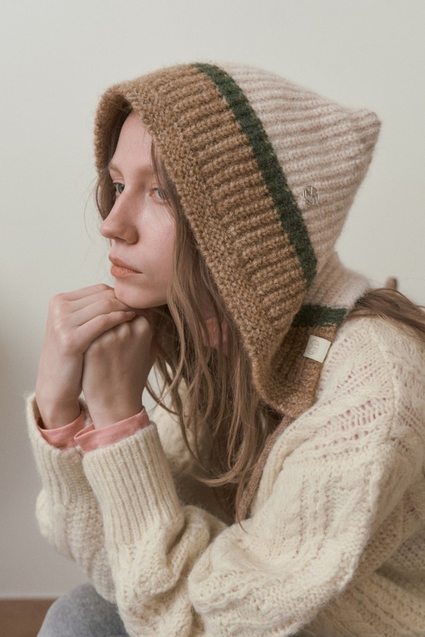 HARPY KNIT BONNET (2 컬러)는 여성스러운 겨울철 스타일을 완성해 줄 비니입니다. 부드러운 니트와 울 소재로 제작되어 깊은 깊이감과 포근한 착용감을 선사합니다. 베이지, 브라운, 그린 3가지 색상으로 출시되어 다양한 겨울 코디에 활용하기 좋습니다. 비니 상단을 접어 올려 착용하여, 골지 디자인과 함께 캐주얼, 미니멀, 클래식 등 여러 스타일을 연출할 수 있습니다. 두꺼운 두께감으로 추운 날씨에도 따뜻하게 착용할 수 있는 실용적인 아이템입니다.
