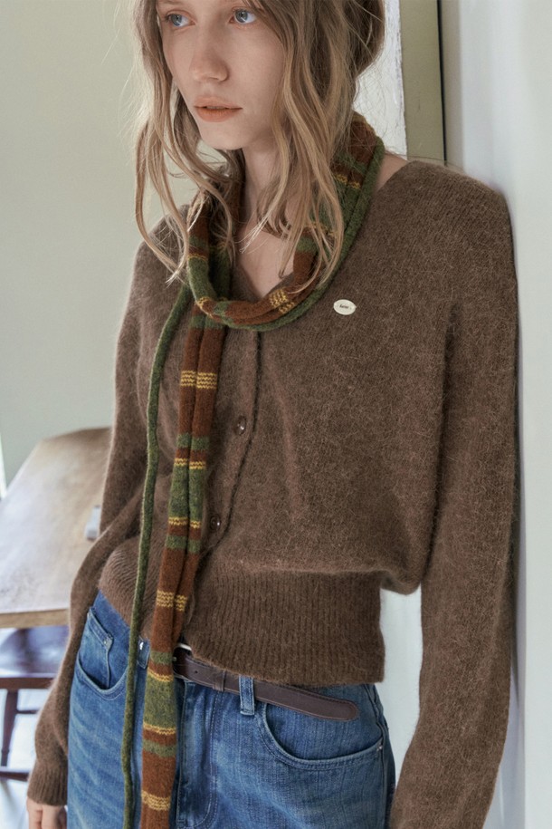 STRING TIE WOOL 머플러_2 COLORS는 부드러운 울 소재로 제작되어 가을, 겨울철 따뜻함을 선사하는 여성용 머플러입니다. 브라운과 그린 두 가지 색상으로 출시되어 다양한 스타일에 매치하기 좋으며, 스트라이프 패턴과 끈 디테일이 포인트로 더해져 캐주얼하면서도 베이직한 무드를 연출합니다. 두꺼운 두께감으로 보온성을 높였으며, 출근룩이나 모임룩 등 다양한 TPO에 활용 가능합니다. 캐주얼, 클래식, 미니멀 스타일 모두 소화 가능한 활용도 높은 아이템입니다.
