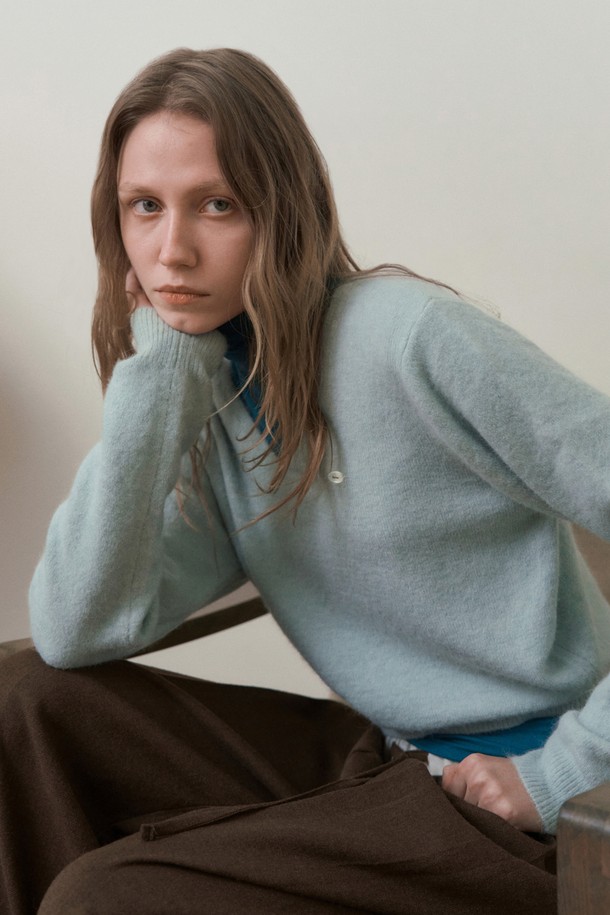 SEREN 브이넥 앙고라 니트_라이트 민트는 여성용 상의 니트/스웨터입니다. 가을과 겨울에 착용하기 좋으며, 미니멀하고 베이직한 스타일을 연출합니다. 라이트 민트 컬러의 무지 디자인으로, 릴렉스핏과 브이넥 라인이 편안한 착용감을 선사합니다. 앙고라 혼방 소재로 제작되어 보온성이 뛰어나고, 부드러운 촉감을 느낄 수 있습니다. 긴 소매에 두꺼운 두께감으로 따뜻하게 착용할 수 있습니다.
