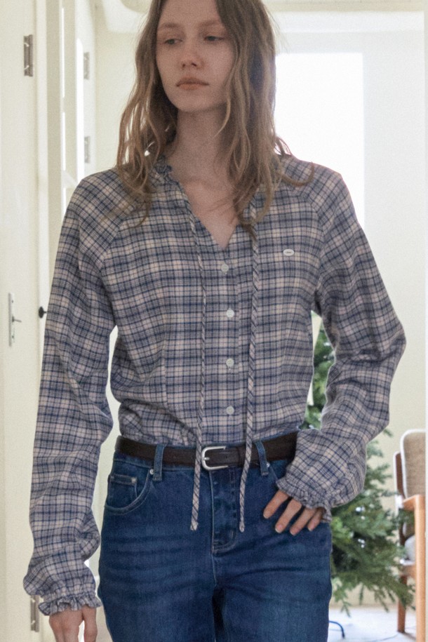 네이비 컬러의 러플 체크 크롭 블라우스는 페미닌하고 빈티지한 무드를 자아내는 여성 의류입니다. 부드러운 촉감의 면 소재에 러플 넥과 타이 디테일이 더해져 로맨틱한 분위기를 연출합니다. 래글런 소매와 숄더 다트, 허리 피트감으로 편안하면서도 여성스러운 실루엣을 강조합니다. 봄, 가을 시즌에 데이트룩, 모임룩, 소개팅룩 등 다양한 TPO에 클래식, 로맨틱, 미니멀 스타일로 매치하여 세련된 룩을 완성해보세요. 체크 패턴과 긴 소매, 크롭 기장으로 유행을 타지 않고 오랫동안 즐겨 입을 수 있습니다.
