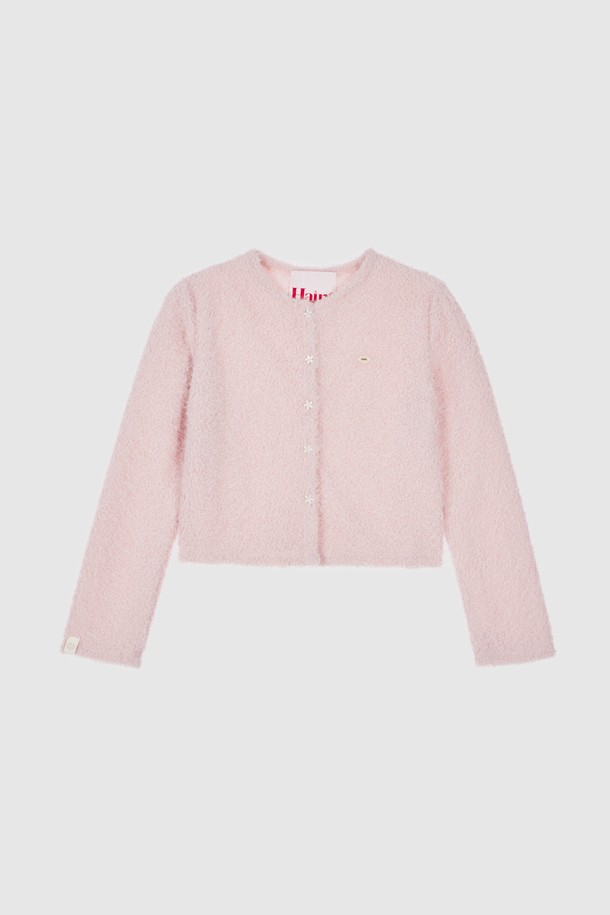 SIS 플라워 버든 가디건 2 컬러는 여성용 니트/스웨터로, 아이보리 핑크 색상으로 제공됩니다. 봄, 가을에 어울리는 얇은 두께의 크롭 기장 긴소매 가디건이며, 라운드넥과 레귤러핏으로 베이직한 스타일을 연출합니다. 부드러운 캐시미어 소재로 제작되어 촉감이 좋으며, 버튼으로 여밈 방식입니다. 데이트룩, 모임룩, 클래식, 미니멀, 캐주얼 스타일 모두 소화 가능하며, 버튼 로고는 랜덤으로 각인 또는 미각인될 수 있고, 기계 봉제와 수작업을 혼합하여 제작되어 동일 상품 간 스티치 라인 차이가 있을 수 있습니다.
