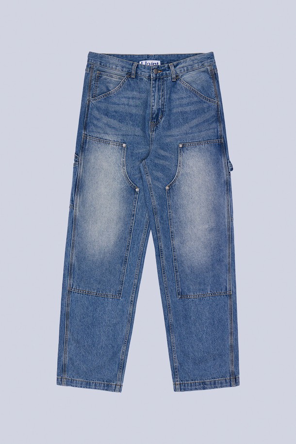 리렉스드 카펜터 데님 팬츠는 캐주얼과 워크웨어 스타일을 모두 아우르는 공용 긴바지입니다. 봄, 가을 시즌에 적합하며, 릴렉스핏으로 편안한 착용감을 선사합니다. 데님과 면 혼방 소재로 제작되어 부드러운 촉감을 자랑하며, 허리 스트링으로 사이즈 조절이 용이합니다. 뒷면 포켓과 로고 라벨 포인트, 위크웨어 무드가 특징이며, 동네 마실룩에 잘 어울립니다.
