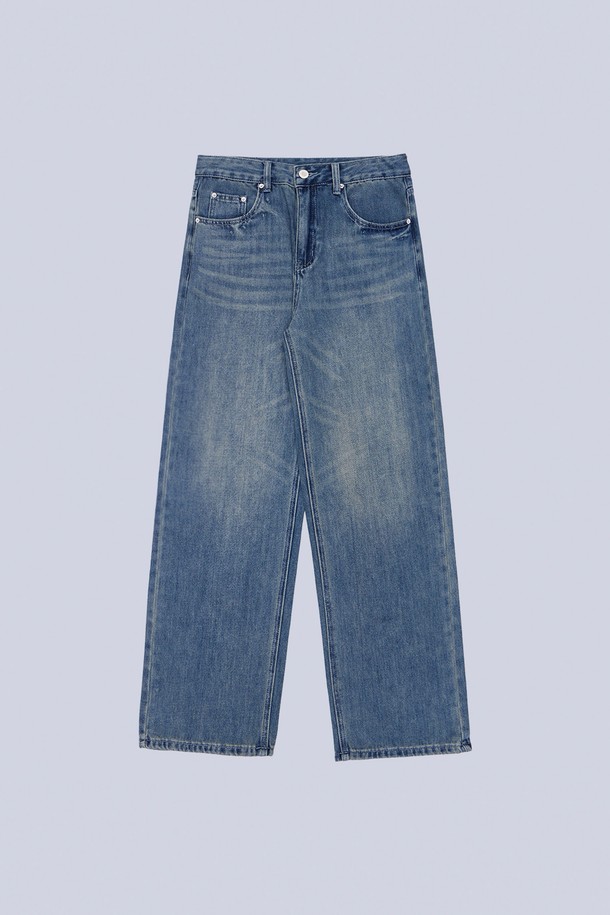 마르타 워시드 데님 팬츠는 빈티지하고 캐주얼한 스타일을 연출하는 여성 데님 팬츠입니다. 봄, 여름, 가을 계절에 적합하며, 편안한 와이드핏과 긴 기장으로 다리 라인을 자연스럽게 커버해 줍니다. 블루 컬러의 무지 면 소재로 제작되어 다양한 상의와 쉽게 매치할 수 있습니다. 동네 마실룩이나 쇼핑룩에 활용하기 좋으며, 캐주얼하면서도 미니멀한 스타일을 완성합니다. 특히, 포켓과 핸드 데미지 디테일, 가죽 라벨 포인트가 빈티지한 멋을 더합니다.
