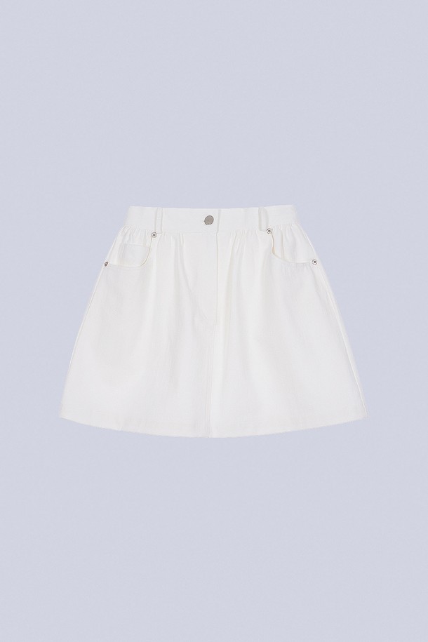 HEARTS BALLOON SKIRT_아이보리 스커트는 부드러운 면 소재로 제작되어 편안한 착용감을 선사합니다. 아이보리 컬러의 무지 디자인에 벌룬 핏과 벌룬 스커트 타입으로 러블리하고 캐주얼한 스타일을 연출할 수 있습니다. 허리 디테일이 더해져 더욱 사랑스러운 분위기를 더하며, 봄, 여름 시즌 데이트룩, 동네 마실룩, 카페룩에 잘 어울립니다. 미니멀한 스타일을 선호하는 여성분들께 추천하는 아이템입니다.
