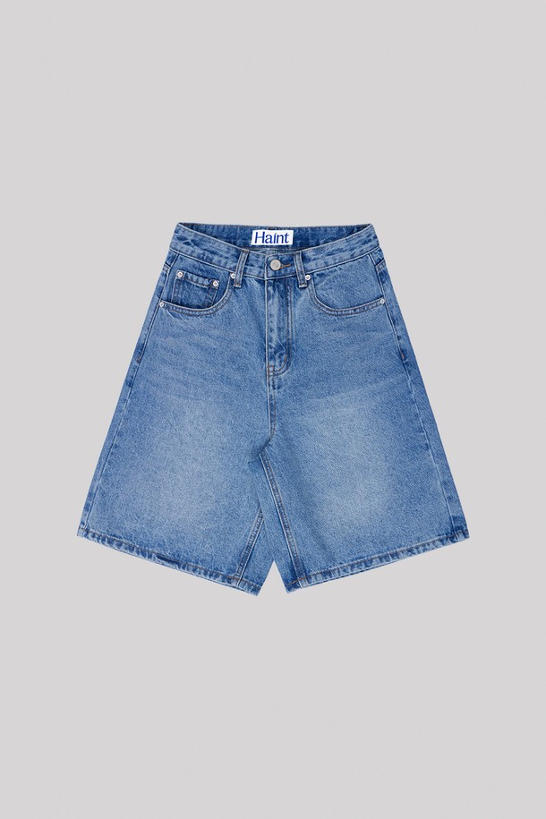 NOI 워싱 데님 하프 팬츠는 여성 고객을 위한 베이직하고 캐주얼한 반바지입니다. 은은한 워싱 컬러의 블루 데님 소재로 제작되었으며, 4부 또는 하프 기장으로 일상에서 편안하게 착용하기 좋습니다. 레귤러핏으로 간결한 실루엣을 연출하며, 데이트룩이나 쇼핑룩 등 다양한 TPO에 활용할 수 있습니다. 가죽 라벨 포인트가 돋보이며, 봄, 여름 시즌 캐주얼, 미니멀, 클래식 스타일을 연출하기에 적합합니다.
