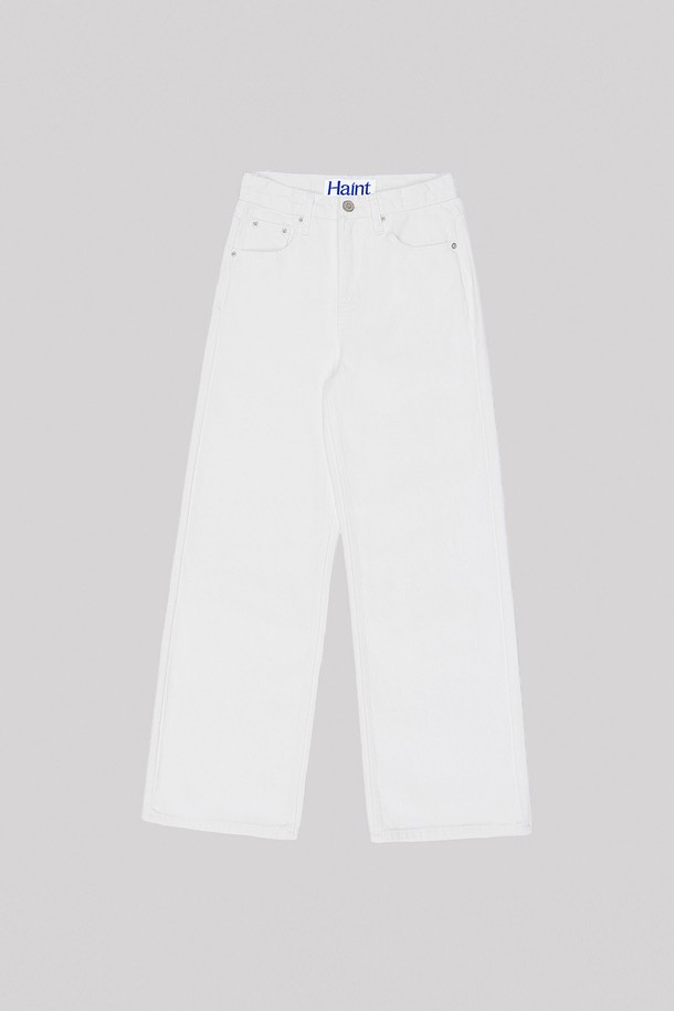 데일리 세미 와이드 팬츠_화이트는 여성 의류로, 클래식하면서도 미니멀한 무드를 연출하는 세미 와이드 핏 바지입니다. 봄, 여름, 가을 계절에 적합하며 일상, 출근룩, 오피스룩, 모임룩 등 다양한 TPO에 활용할 수 있습니다. 군더더기 없는 디자인과 깔끔한 아웃핏이 특징이며, 면 소재로 제작되어 편안한 착용감을 제공합니다. 가죽 라벨 포인트가 돋보이며, 여유롭고 편안한 핏으로 활동성을 높였습니다.
