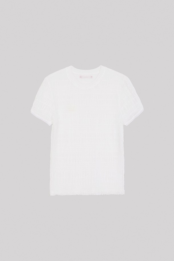 CREASE (크리즈) SEE-THROUGH (시스루) HALF T_WHITE (하프 티_화이트)는 여성스러운 분위기를 연출하는 화이트 컬러의 반팔 티셔츠입니다. 봄, 여름 시즌에 어울리는 얇은 두께감의 크롭 기장으로, 페미닌하고 캐주얼한 스타일을 완성합니다. 플리츠 주름과 시스루 디테일이 돋보이며, 신축성 있는 폴리에스테르와 스판덱스 혼방 소재로 제작되어 부드러운 촉감을 선사합니다. 레귤러핏 라운드넥 디자인에 단독 또는 레이어드하여 다양한 스타일링이 가능하며, 백 프린트 라벨로 포인트를 더했습니다. 데이트룩, 카페룩, 쇼핑룩 등 다양한 TPO에 캐주얼, 미니멀, 로맨틱 무드로 즐겨 입기 좋습니다.
