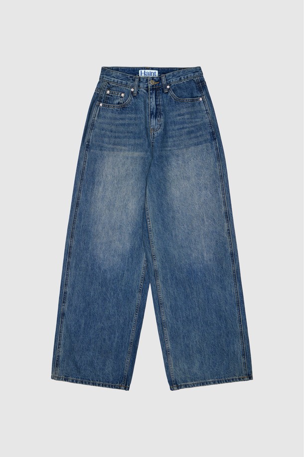 ENDER COMFORT 와이드 데님 팬츠_블루는 편안함과 스타일을 모두 갖춘 데님 팬츠입니다. 봄, 가을 계절에 적합하며, 캐주얼, 베이직 무드를 연출합니다. 데일리, 산책, 쇼핑룩에 활용하기 좋은 아이템으로, 미니멀, 클래식 스타일을 즐겨 입는 분들께 추천합니다. 면 소재의 루즈핏 와이드 데님 팬츠로, 미드 하이라이즈 디자인과 H5 워싱, 더블 스티치 디테일이 특징입니다.
