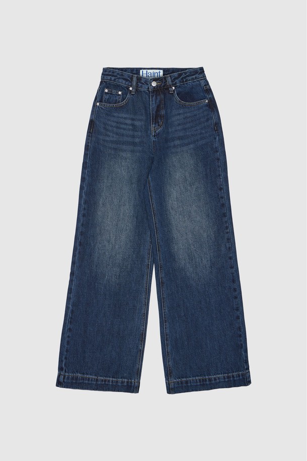 AIDEN 세미 스트레이트 와이드 데님 팬츠_블루는 캐주얼, 미니멀, 클래식 스타일을 아우르는 남녀 공용 데님 팬츠입니다. 봄, 가을에 어울리는 두꺼운 두께감의 데님 소재로 제작되었으며, 뻣뻣한 촉감이 특징입니다. 세미 스트레이트 핏과 와이드 핏의 조화로 편안하면서도 스타일리시한 실루엣을 연출합니다. 무지 디자인에 워싱 가공을 더하여 자연스러운 멋을 살렸습니다. 일상에서 폭넓게 활용하기 좋은 베이직한 아이템입니다.
