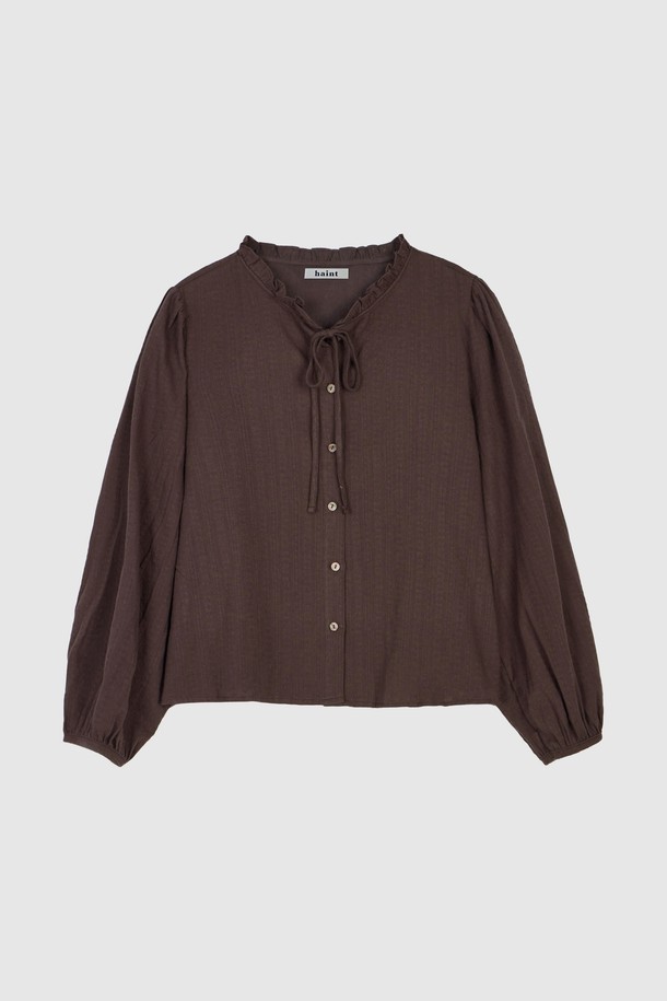 "RUFFLE NECK TIE BLOUSE_BROWN"은 부드러운 면 소재로 제작되어 편안한 착용감을 선사하는 여성 상의입니다. 브라운 컬러에 레귤러 핏으로, 우아하고 클래식한 스타일을 연출합니다. 러플 넥과 리본 넥, 프릴 및 넥타이 디테일이 돋보이며, 긴 소매 기장과 얇은 두께로 봄, 가을에 적합합니다. 데이트룩, 오피스룩, 소개팅룩 등 다양한 TPO에 미니멀, 클래식, 로맨틱한 분위기를 더해줍니다.
