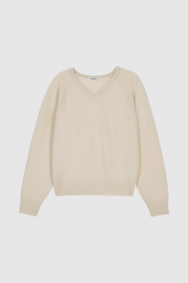 CLUEDE (클루에) 파인 울 브이넥 니트_아이보리는 여성용 상의 니트/스웨터입니다. 가을과 겨울에 착용하기 좋으며, 고급스러운 울 소재로 제작되어 부드러운 촉감을 선사합니다. 미니멀하고 베이직한 디자인으로 출근룩, 모임룩 등 다양한 TPO에 활용할 수 있습니다. 얇은 두께의 레귤러핏 긴소매 브이넥 니트로, 미니멀, 클래식 스타일을 선호하는 분들께 추천합니다. 무지 패턴의 아이보리 컬러는 어떤 하의와도 쉽게 매치되어 활용도가 높습니다.
