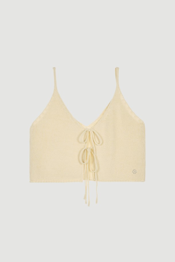 아이보리 컬러의 REAR STRING KNIT VEST(리어 스트링 니트 베스트)입니다. 부드러운 촉감의 니트 소재로 제작되어 봄, 가을 간절기에 활용하기 좋습니다. 크롭 기장의 민소매 디자인으로 캐주얼하고 베이직한 스타일을 연출하며, V넥 라인과 백 리본, 스트링 디테일이 특징입니다. 데이트룩이나 봄 소풍룩에 매치하여 여성스러운 분위기를 더할 수 있습니다. 미니멀, 클래식 스타일을 즐겨 입는 분들께 추천합니다.
