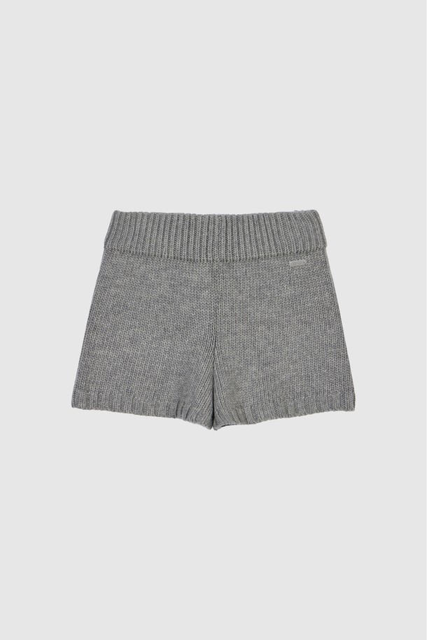 KNITTED MINI SHORTS_GRAY (니트 미니 쇼츠_그레이)는 부드러운 촉감의 니트 소재로 제작된 여성용 반바지입니다. 캐주얼하고 베이직한 스타일로, 봄, 가을에 산책룩이나 일상복으로 활용하기 좋습니다. 레귤러핏에 무지 디자인의 그레이 컬러로 어떤 상의와도 쉽게 매치할 수 있으며, 허리 밴딩으로 편안한 착용감을 선사합니다. 니트 짜임 디테일이 돋보이는 미니멀한 디자인의 반바지입니다.
