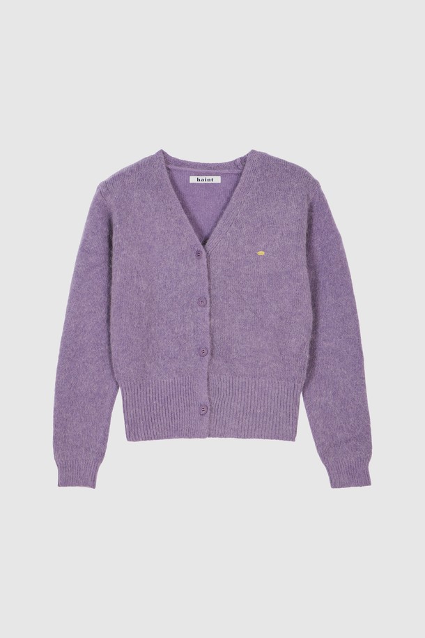 UNE 앙고라 카디건_퍼플은 부드러운 앙고라 소재의 여성 니트/스웨터 카디건입니다. 라운드넥에 긴 소매, 레귤러 핏으로 제작되었으며, 두꺼운 두께감으로 가을, 겨울철 따뜻하게 착용할 수 있습니다. 무지 디자인에 버튼 여밈 방식이며, 캐주얼, 클래식, 미니멀 스타일을 추구하는 분들께 적합합니다. 데이트룩과 모임룩에 활용하기 좋은 크롭 기장의 퍼플 컬러 카디건입니다.
