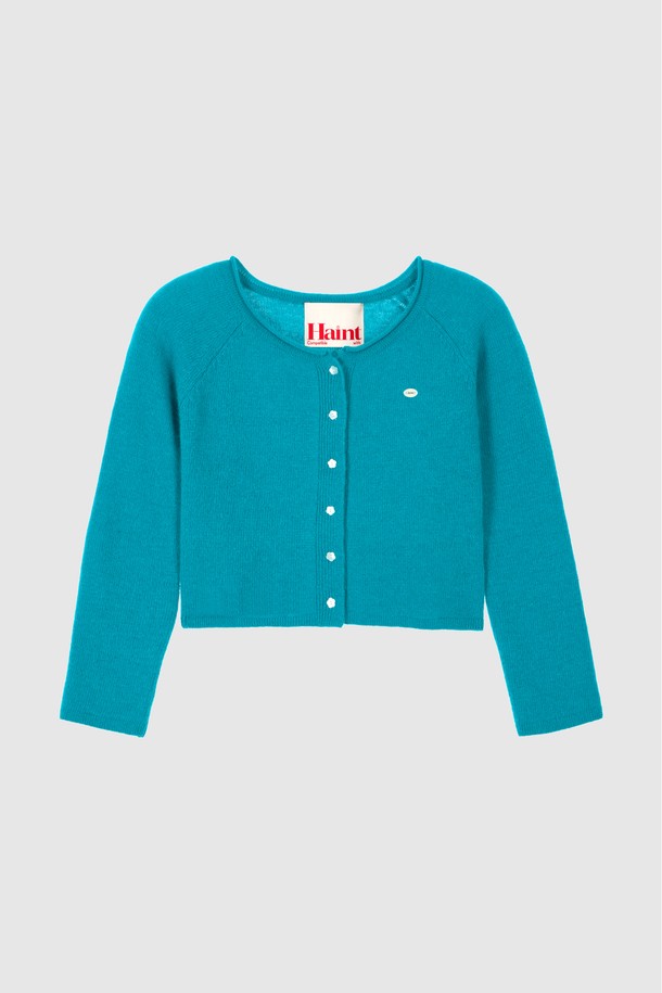 MYLEN 앙고라 크롭 카디건_아쿠아 블루는 여성 의류로, 가을과 겨울에 착용하기 좋은 니트/스웨터입니다. 부드러운 촉감의 앙고라 소재, 레귤러핏, 라운드넥 디자인으로 베이직하고 클래식한 스타일을 연출합니다. 아쿠아 블루 컬러의 무지 디자인이며, 두꺼운 두께감과 긴 소매 기장, 버튼 여밈 방식으로 따뜻함을 더했습니다. 캐주얼, 미니멀 스타일을 즐기시는 분들께 추천하는 크롭 기장의 카디건입니다.
