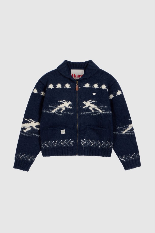 네이비 컬러의 WINTER 카우이찬 니트 집업입니다. 여성 의류로, 겨울철 캐주얼 스타일을 연출하기에 좋습니다. 두꺼운 울 소재의 니트 집업으로, 부드러운 촉감과 루즈핏 디자인이 편안함을 선사합니다. 카우이찬 패턴과 포켓 디테일이 돋보이며, 긴 소매와 집업 여밈 방식으로 제작되었습니다. 화이트 컬러도 함께 출시되어 취향에 따라 선택 가능합니다.
