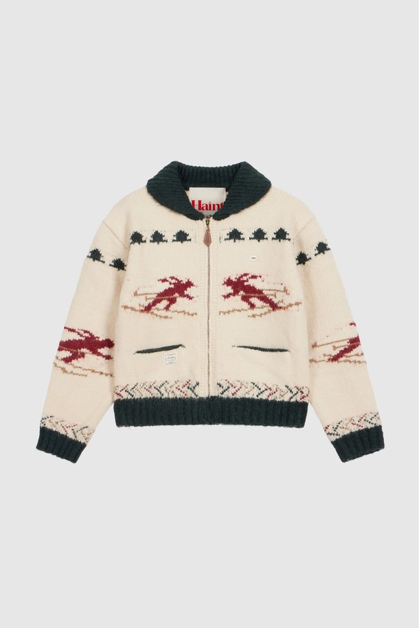 아이보리 컬러의 WINTER 카우(Cow)이찬 니트 집업은 겨울철 캐주얼 스타일을 완성하는 여성 니트 점퍼입니다. 부드러운 울 소재로 제작되어 포근한 착용감을 선사하며, 두꺼운 두께감으로 추운 날씨에도 따뜻하게 입을 수 있습니다. 카우이찬 패턴 디자인이 돋보이며, 레귤러 핏과 긴 소매 기장으로 편안함을 더했습니다. 집업 스타일로 간편하게 착용 가능하며, 일상에서 클래식하고 미니멀한 무드를 연출하기 좋습니다.
