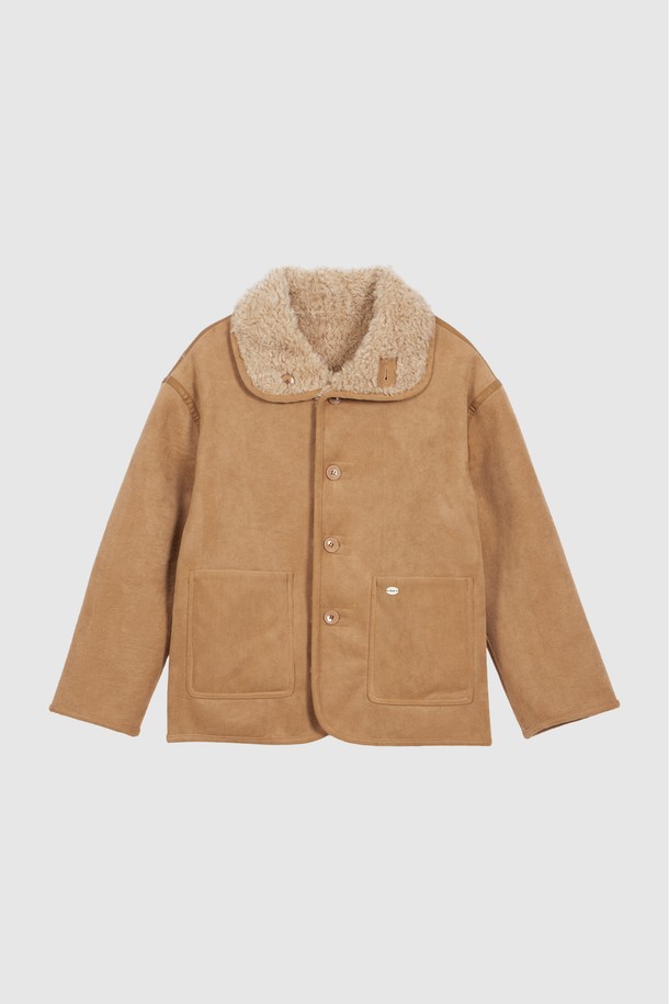 **LUTURN 리버시블 쉐어링 머스탱_베이지**

부드러운 스웨이드와 양털 소재의 조화가 돋보이는 LUTURN(루턴) 리버시블 쉐어링 무스탕입니다. 여성스러운 실루엣을 연출하는 오버핏 크롭 기장으로, 가을과 겨울에 따뜻하면서도 스타일리시하게 착용하기 좋습니다. 양털 디테일과 리버시블 디자인으로 다양한 스타일을 연출할 수 있으며, 데이트룩과 모임룩, 캐주얼 및 미니멀 스타일 모두에 잘 어울립니다. 베이직한 무지 디자인에 집업 여밈 방식으로 편안하게 즐길 수 있습니다. 안감은 퍼로 제작되어 포근한 착용감을 선사합니다.
