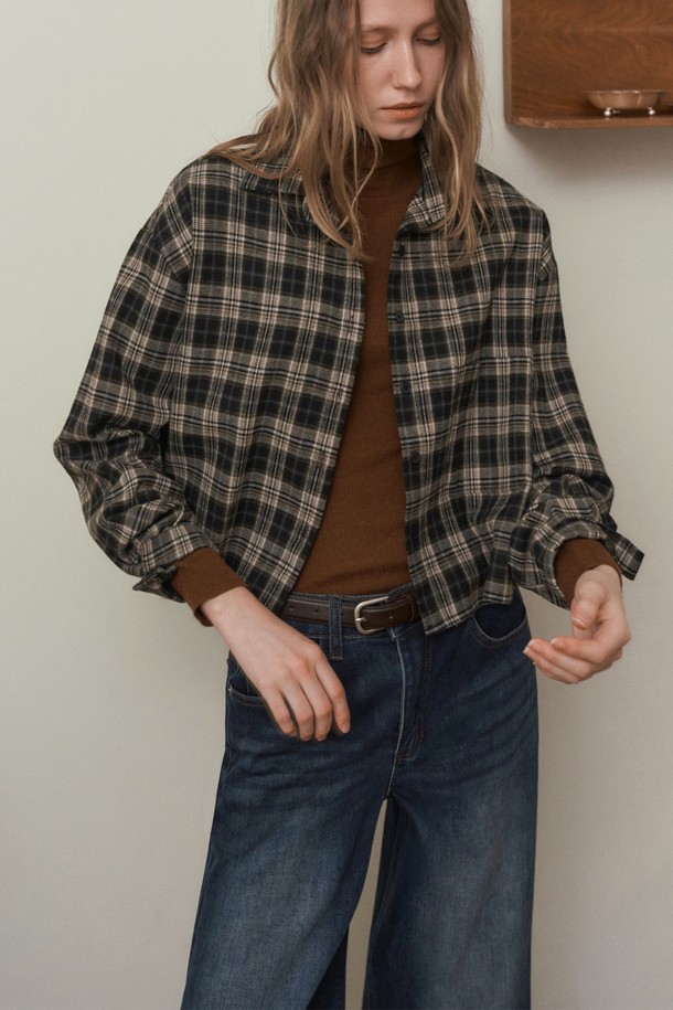 따뜻하고 편안한 [기모] TEMBER (템버) 와이드 데님 팬츠_다크블루입니다. 캐주얼, 미니멀, 클래식 스타일을 아우르는 베이직한 디자인으로, 가을과 겨울철에 활용하기 좋습니다. 넉넉한 와이드 핏과 두꺼운 두께감, 기모 안감으로 포근한 착용감을 선사하며, 워싱 가공으로 자연스러운 멋을 더했습니다. 데님 소재 특유의 견고함과 무지 패턴으로 유행을 타지 않아 오랫동안 즐겨 입을 수 있습니다. 일상 속에서 편안하게 스타일을 연출해보세요.
