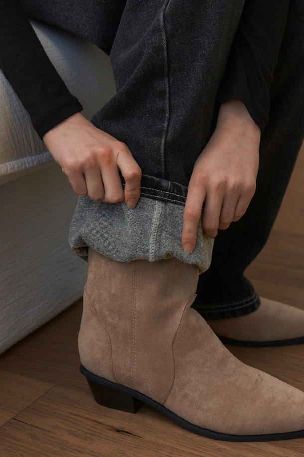 [기모] NOMERN KEYRING 데님 팬츠_블랙은 캐주얼하고 미니멀한 스타일을 추구하는 분들을 위한 와이드 핏 데님 팬츠입니다. 가을, 겨울 시즌에 적합하며, 두꺼운 두께감과 기모 안감으로 보온성을 높였습니다. 데님 소재에 블랙 컬러, 무지 패턴으로 어떤 옷에도 쉽게 매치할 수 있습니다. 키링 디테일이 포인트로 더해져 밋밋함을 덜었습니다. 루즈핏으로 편안한 착용감을 선사하며, 데일리룩으로 활용하기 좋습니다.
