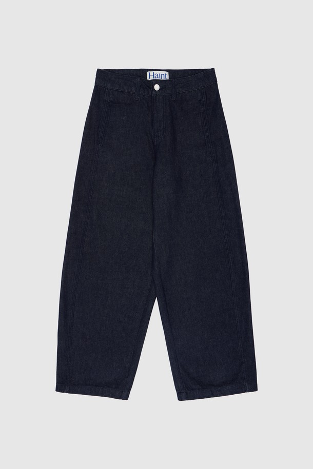 [기모] LEV 커브드 데님 팬츠_다크 블루는 캐주얼하고 미니멀한 스타일을 연출하기 좋은 여성 데님 팬츠입니다. 다크 블루 컬러의 무지 디자인으로, 가을과 겨울에 따뜻하게 착용할 수 있습니다. 넉넉한 루즈핏 와이드 실루엣에 기모 안감으로 포근함을 더했습니다. 커브드 디자인으로 유니크한 매력을 더하며, 두께감 있는 데님 소재로 제작되었습니다. 일상에서 편안하게 즐겨 입을 수 있는 아이템입니다.
