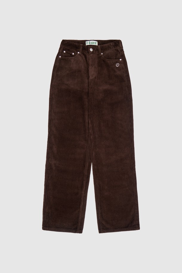 HAZEL 스트레이트 컷 코듀로이 팬츠 6COL_브라운은 남녀 모두 착용 가능한 캐주얼하고 베이직한 스타일의 코듀로이 팬츠입니다. 짙은 브라운 컬러의 이 바지는 가을과 겨울에 따뜻하게 입을 수 있도록 두꺼운 두께감으로 제작되었습니다. 부드러운 촉감의 코듀로이 소재와 레귤러 핏, 스트레이트 컷으로 편안한 착용감을 선사하며, 넉넉한 포켓 디테일이 실용성을 더합니다. 출근룩과 모임룩 모두 소화 가능한 활용도 높은 아이템으로 캐주얼 및 클래식 스타일을 즐겨 입는 분들께 추천합니다.

