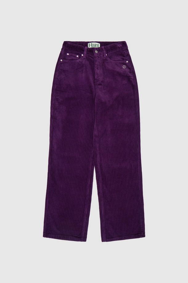 HAZEL (헤이즐) 스트레이트 컷 코듀로이 팬츠 6컬러_퍼플입니다. 부드러운 촉감의 코듀로이 소재로 제작되어 가을, 겨울 시즌에 따뜻하게 착용하기 좋습니다. 퍼플 컬러의 무지 디자인에 레귤러 핏, 긴 기장의 스트레이트 핏으로 캐주얼, 베이직, 미니멀, 클래식 스타일을 연출할 수 있습니다. 밴딩이 없는 디자인이며 벨트루프 디테일이 있어 출근룩으로도 활용 가능합니다. 두께감 있는 소재로 제작되어 보온성을 높였습니다.

