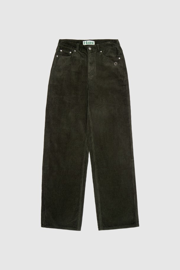 HAZEL (헤이즐) 스트레이트 컷 코듀로이 팬츠 6COL_DEEP GREEN은 가을과 겨울에 어울리는 남성용 코듀로이 팬츠입니다. 딥 그린 컬러의 무지 디자인으로 베이직하고 캐주얼한 스타일을 연출하기 좋습니다. 두께감 있는 코듀로이 소재에 레귤러 핏, 스트레이트 컷으로 편안한 착용감을 제공하며, 벨트 루프 디테일이 있습니다. 출근룩과 데이트룩은 물론, 캐주얼, 클래식, 미니멀 스타일까지 소화 가능한 활용도 높은 아이템입니다.
