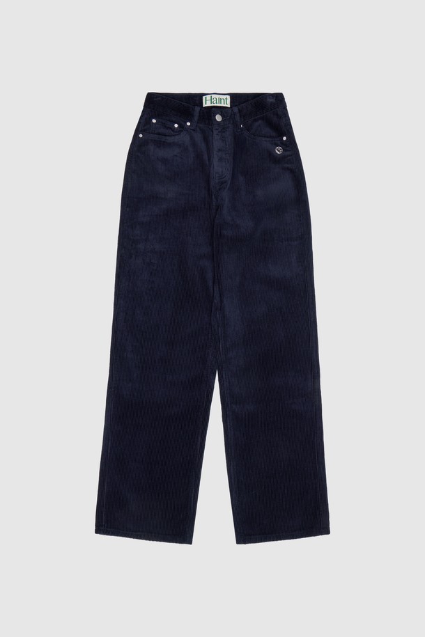 HAZEL 스트레이트 컷 코듀로이 팬츠 6COL_네이비는 여성용 코듀로이 팬츠입니다. 가을, 겨울 시즌에 어울리도록 두꺼운 두께감으로 제작되었으며, 일상 및 출근룩, 모임룩에 활용하기 좋습니다. 베이직하고 캐주얼한 스타일과 미니멀한 디자인으로, 다양한 상의와 매치하기 용이합니다. 스트레이트 핏에 무지 디자인으로, 클래식한 무드를 연출하며 포켓 디테일이 있습니다.
