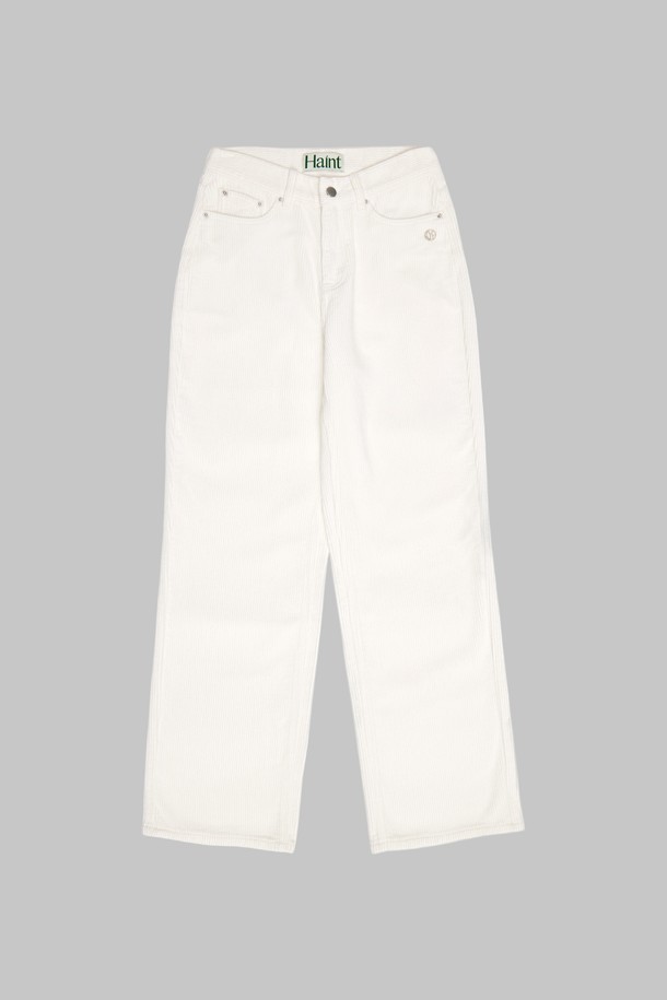 HAZEL (헤이즐) 스트레이트 컷 코듀로이 팬츠 6COL_IVORY (아이보리)는 여성용 코듀로이 팬츠입니다. 가을, 겨울에 착용하기 좋으며, 베이직하고 캐주얼한 스타일을 연출할 수 있습니다. 부드러운 촉감의 두꺼운 코듀로이 소재로 제작되었으며, 하이웨스트에 레귤러핏 스트레이트 핏으로 떨어지는 긴 기장의 바지입니다. 아이보리 컬러의 무지 디자인으로 다양한 상의와 매치하여 미니멀하고 클래식한 룩을 연출할 수 있습니다. 일상복으로 활용하기 좋은 아이템입니다.
