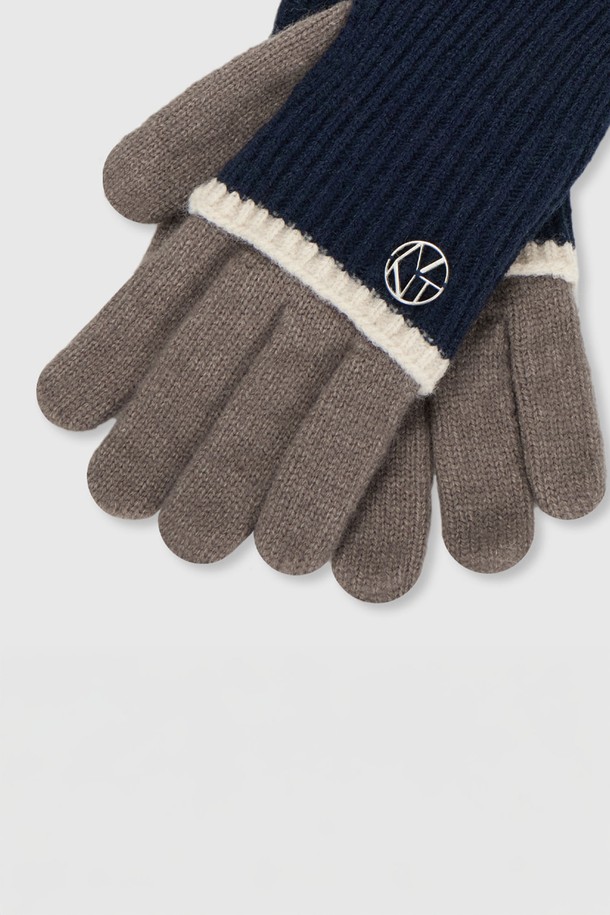 메리 워머 핑거 홀 장갑_3 컬러는 부드러운 니트와 면 혼방 소재로 제작되어 가을, 겨울철 따뜻함을 선사합니다. 손가락 구멍 디테일이 있어 실용성을 높였으며, 베이직하고 캐주얼한 스타일로 다양한 룩에 매치하기 좋습니다. 네이비, 브라운, 그레이 3가지 색상으로 출시되어 취향에 맞게 선택 가능합니다. 일상생활에서 편안하게 착용하며 보온성을 유지할 수 있는 필수 아이템입니다.
