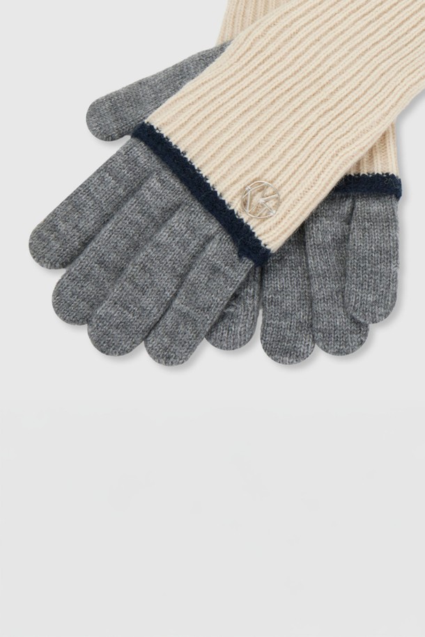 MELLY 워머 핑거 홀 장갑은 부드러운 니트 소재로 제작되어 겨울철 보온성을 높여주는 여성 장갑입니다. 3가지 컬러로 출시되어 다양한 스타일에 매치하기 좋으며, 손가락 홀 디테일로 실용성을 더했습니다. 캐주얼하고 미니멀한 스타일로 산책룩에 잘 어울립니다. 두꺼운 두께감으로 따뜻하게 손을 보호해줍니다.
