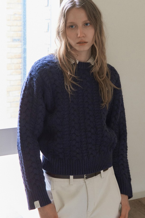 APED 케이블 니트_네이비는 여성용 상의 니트/스웨터입니다. 가을, 겨울 시즌에 어울리는 두꺼운 두께감의 울 소재로 제작되었으며, 라운드 넥과 긴소매 디자인으로 따뜻하게 착용할 수 있습니다. 베이직하고 캐주얼한 스타일로 일상에서 편안하게 즐겨 입기 좋으며, 레귤러핏으로 제작되어 편안한 착용감을 선사합니다. 케이블 패턴의 니트 짜임이 돋보이는 디자인으로, 캐주얼, 클래식, 미니멀 스타일을 모두 소화할 수 있습니다.
