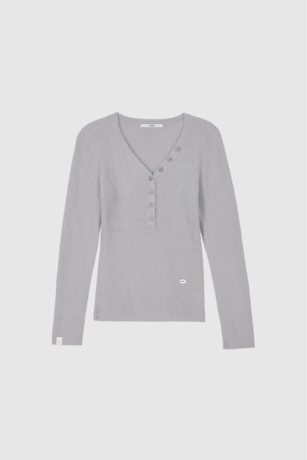 **FEATHERY 브이넥 슬림핏 니트_그레이**는 가을과 겨울, 미니멀하고 클래식한 스타일을 연출하기 좋은 여성 니트입니다. 부드러운 촉감의 니트 소재와 얇은 두께감으로 편안하게 착용할 수 있으며, 슬림핏 디자인이 여성스러운 실루엣을 강조합니다. 브이넥 라인이 세련된 느낌을 더하고, 페더리 디테일이 은은한 포인트를 줍니다. 베이직한 디자인의 무지 니트로, 다양한 하의와 매치하여 일상룩을 완성해보세요.
