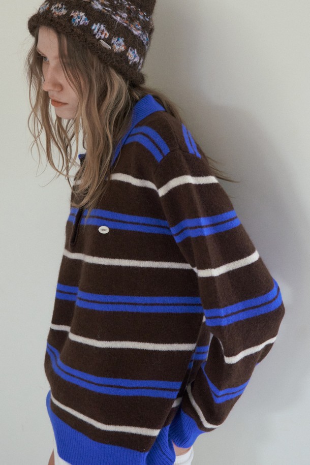 엘모 멀티 스트라이프 니트_블루는 여성 의류 상의 니트/스웨터입니다. 가을, 겨울 시즌에 어울리는 두꺼운 두께감의 라운드넥 긴소매 니트로, 캐주얼 및 베이직 스타일을 연출하기 좋습니다. 멀티 스트라이프 패턴이 돋보이며, 레귤러핏으로 제작되어 편안한 착용감을 선사합니다. 일상과 출근룩에 모두 활용 가능한 부드러운 촉감의 니트입니다.
